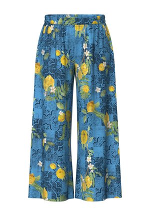 Løse blå bukser med vide ben, dekoreret med gule citroner, grønne blade, hvide blomster og mørke geometriske mønstre.