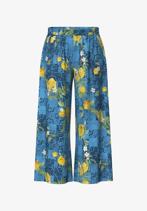 Losse blauwe broek met wijde pijpen, versierd met gele citroenen, groene bladeren, witte bloemen en donkere geometrische patronen.