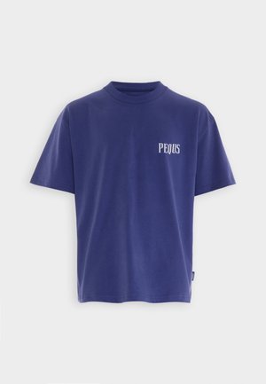 Granatowy bawełniany t-shirt z okrągłym dekoltem, krótkimi rękawami oraz białym logo "PEQUS" na lewej części klatki piersiowej. Prosty design.
