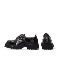 Schwarze Lacklederschuhe mit robuster, gemusterter Sohle und farbenfrohen Stichdetails. Verfügt über ein traditionelles Schnürdesign und eine Zuglasche.