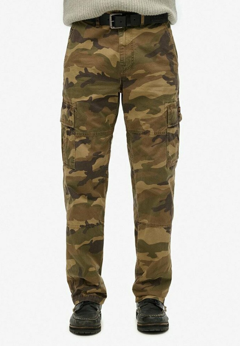 Pantalones cargo de camuflaje en tonos de marrón y verde. Presentan múltiples bolsillos, un diseño de pierna recta y una textura de tejido resistente.
