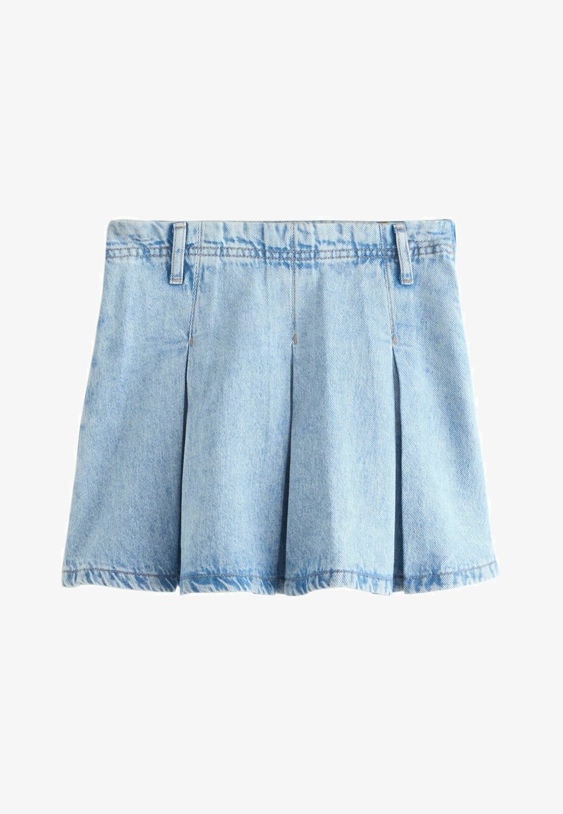 Jupe plissée en denim bleu clair avec passants de ceinture et coutures visibles, présentée sur un fond blanc.