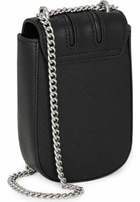 Borsa a tracolla nera in materiale testurizzato, con tracolla a catena, forma arrotondata e linee verticali sottili sulla parte superiore.