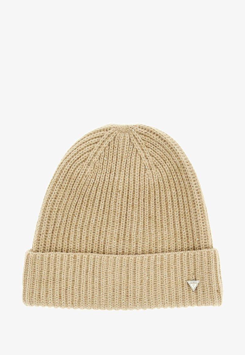 Garen beanie in beige met een geribbelde textuur, omgeslagen rand en een klein zilveren merkembleem aan de voorkant.