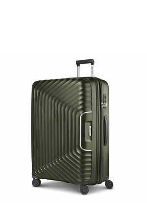 Maleta grande rígida color verde oliva con relieves diagonales texturizados, cuatro ruedas, un asa lateral y un asa superior telescópica.