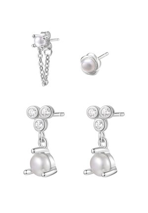 Silberne Ohrringe mit einer Perle und drei klaren Steinen. Enthält einen Ohrstecker mit floralem Design und einen Kettentropfen-Akzent für zusätzliche Details.
