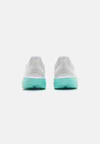 Puma DARTER PRO FADE - Silniční běžecké boty - white/electric peppermint