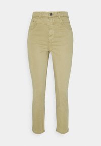 Pantalons slim-fit beiges taille haute avec poches avant, passants de ceinture et fermeture à bouton en argent sur fond blanc.