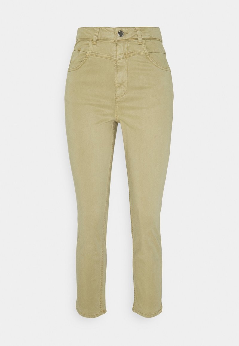 Pantalons slim-fit beiges taille haute avec poches avant, passants de ceinture et fermeture à bouton en argent sur fond blanc.