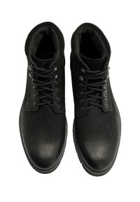 Czarne skórzane botki za kostkę z gładką fakturą, okrągłym noskiem, sznurowanym fasonem, wyściełanym kołnierzem i metalowymi oczkami.