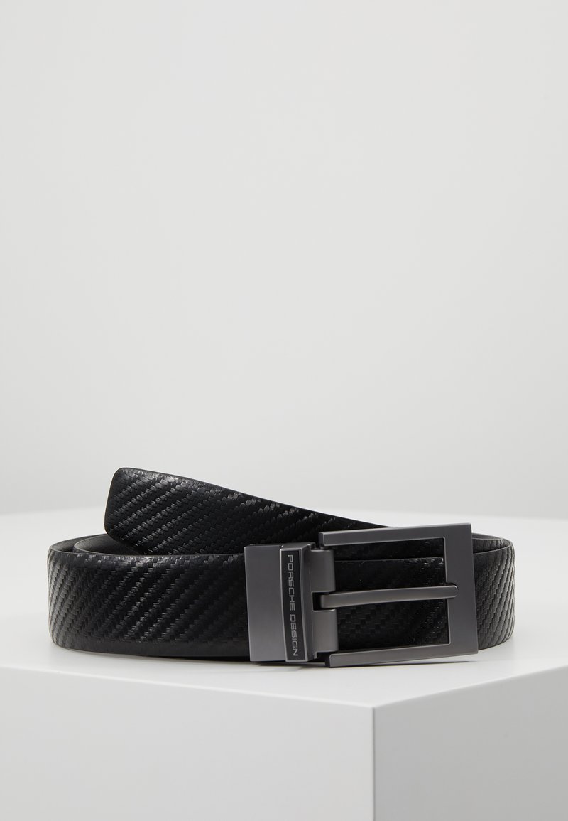 Ceinture noire en matériau texturé, présentant une finition lisse, une boucle élégante de teinte argentée et un discret logo.