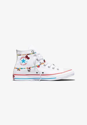 Witte hoge Converse sneaker met Hello Kitty en kleurrijke charm-patronen, met het klassieke Converse sterlogo op de enkel.