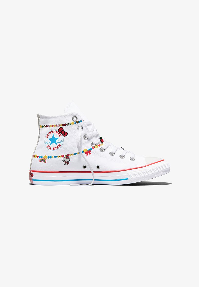 Baskets montantes Converse blanches avec motifs Hello Kitty et charms colorés, arborant le logo étoile classique Converse sur la cheville.