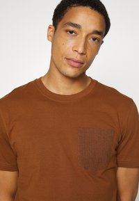 Selected Homme SLHNALE ONECK TEE - T-shirt estampada - emperador