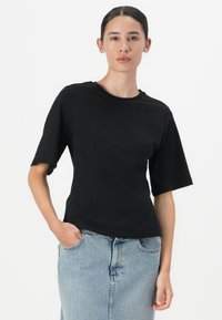 Gina Tricot FITTED TEE - Jednoduché tričko - black