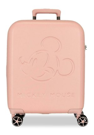 Maleta rígida rosa con la cara de Mickey Mouse en relieve y texto, asa telescópica y cuatro ruedas giratorias negras.