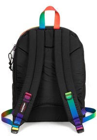 Zaino imbottito nero con spallacci arcobaleno e maniglia superiore. Ha una tasca con zip e spallacci regolabili e imbottiti.
