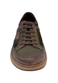 Bruine en olijfgroene sneaker met een leren en suède buitenkant, ronde neus, vetersluiting en rubberen zool met stiksels.