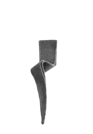 Écharpe tricotée gris foncé pliée librement sur fond blanc, montrant la texture et la longueur.