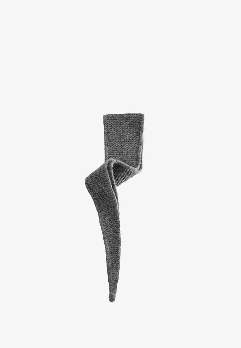 Écharpe tricotée gris foncé pliée librement sur fond blanc, montrant la texture et la longueur.