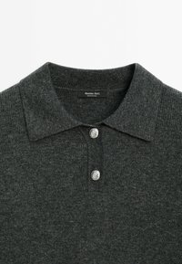 Polo en maille côtelée gris foncé avec deux boutons argentés embossés et un large col, étiquette Massimo Dutti, fabriqué en Chine.