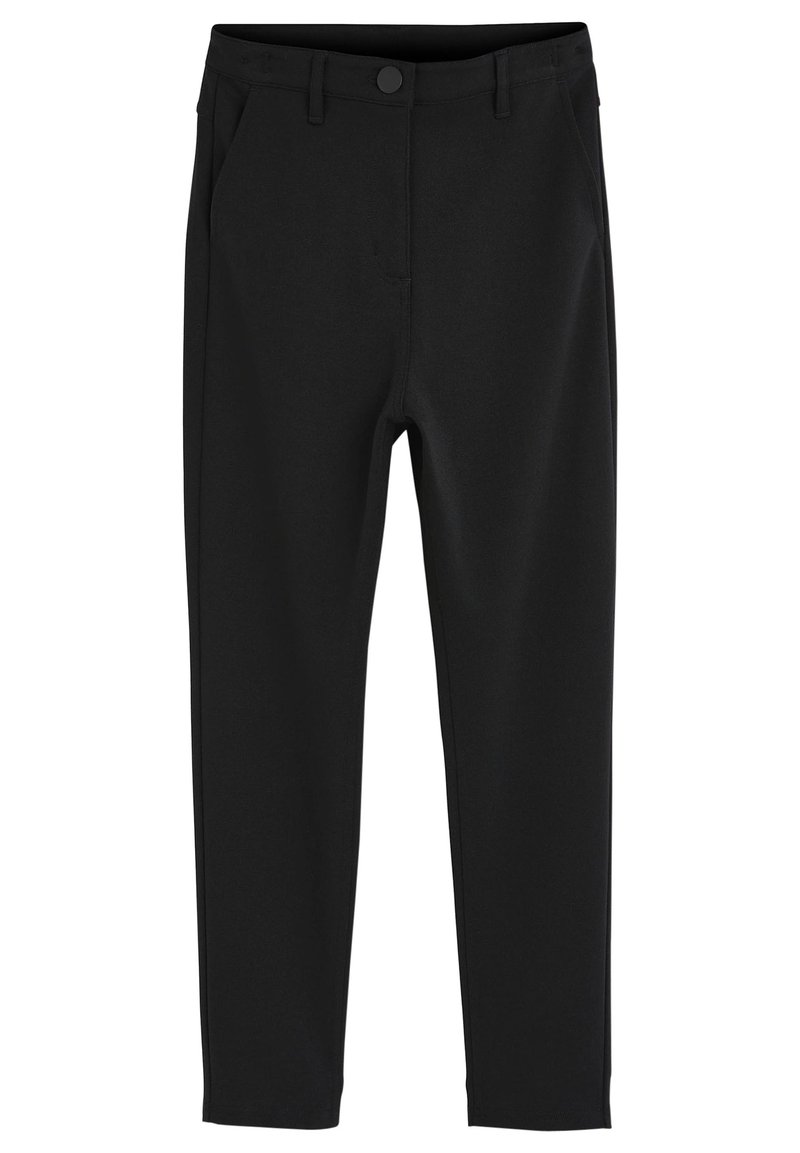 Svarta byxor i ett slätt, elastiskt tyg, med knappstängning, bälteslopp och sidofickor. Slim-fit design med en avsmalnande ben.