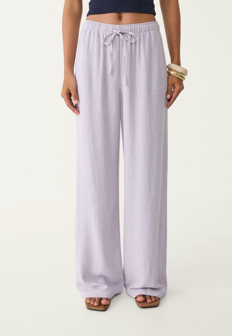 Stradivarius FLOWING - Stoffhose - lilac