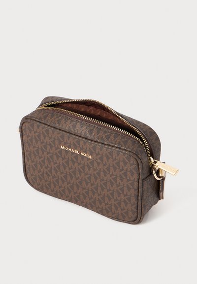 Pochette zippée monogrammée marron avec quincaillerie dorée, dotée d'une forme rectangulaire structurée et d'un extérieur doux et texturé. Logo affiché de manière proéminente.