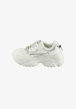 Masywne białe sneakersy z teksturowanym wierzchem, irrydyscencyjnymi akcentami po bokach, siateczkowym detalem oraz grubą gumową podeszwą. Zapięcie na sznurowadła z dodatkowym detalem w postaci zamka.