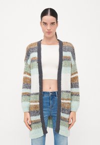 Πλεκτό cardigan με οριζόντιες ρίγες σε πράσινο, λευκό, καφέ και γκρί. Ανοιχτό μπροστά με ριμπ γκρι τελείωμα και μακριά, ελαφρώς φουσκωτά μανίκια.