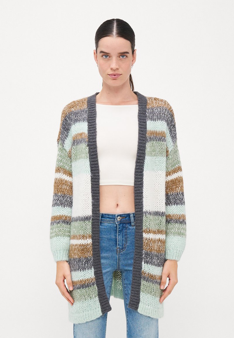 Πλεκτό cardigan με οριζόντιες ρίγες σε πράσινο, λευκό, καφέ και γκρί. Ανοιχτό μπροστά με ριμπ γκρι τελείωμα και μακριά, ελαφρώς φουσκωτά μανίκια.