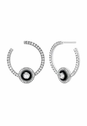 Pendientes de aro de plata con un acento circular negro y una piedra clara en el centro, rodeada de pequeños cristales claros a lo largo del aro.