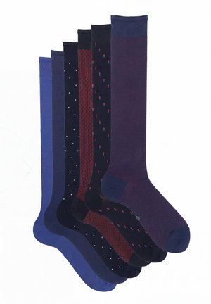 Sechs Paar Herren-Kniestrümpfe in Blau-, Marine-, Lila- und Weinrot-Tönen mit einfarbigen und gemusterten Designs.