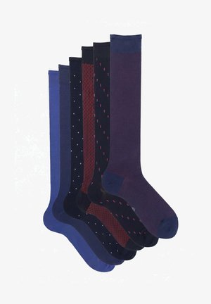 Sechs Paar Herren-Kniestrümpfe in Blau-, Marine-, Lila- und Weinrot-Tönen mit einfarbigen und gemusterten Designs.