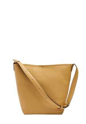 Żółta, fakturowana skórzana torba typu bucket z regulowanym paskiem na ramię, pokazana na białym tle.