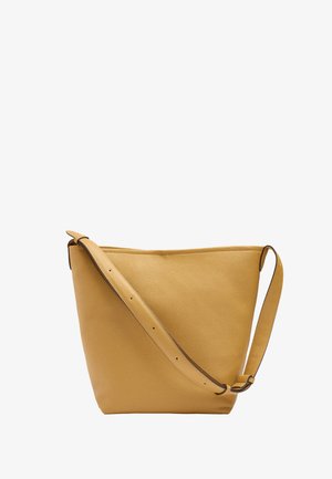 Żółta, fakturowana skórzana torba typu bucket z regulowanym paskiem na ramię, pokazana na białym tle.