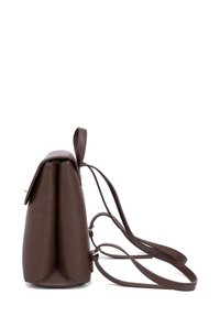 Sac à main en cuir brun avec une finition texturée, doté d'une fermeture à rabat, d'accents en métal doré et d'une seule bandoulière réglable.