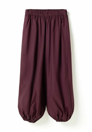 Laza bordó nadrág rugalmas derékpánttal és rugalmas szegélyekkel, ballon stílusú sziluettet kialakítva.