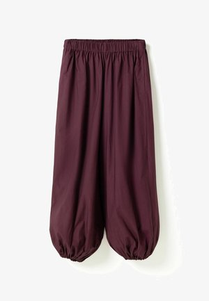 Weit geschnittene bordeauxrote Hose mit elastischem Bund und elastischen Bündchen, die eine ballonartige Silhouette formen.