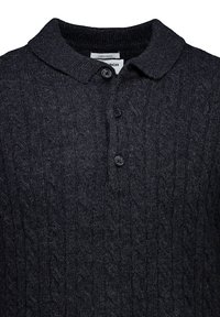 Donkergrijze lamswol polo met een kabelgebreid textuur, voorzien van een kraag en drie zwarte knopen aan de voorkant.