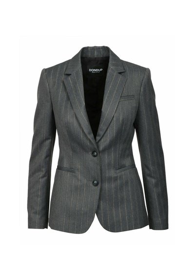 Blazer grigio scuro a righe sottili realizzato in tessuto morbido. Presenta due bottoni frontali, revers a punta, una tasca sul petto e due tasche laterali.