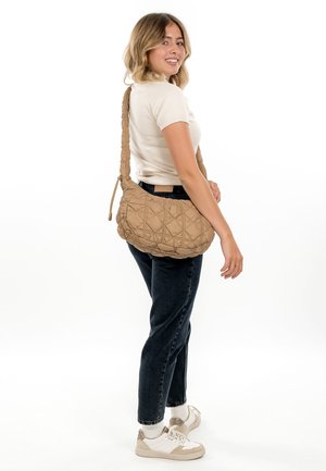 Emily & Noah Borsa a mano - sand