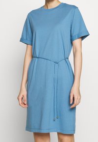 Filippa K Žerzejové šaty - blue