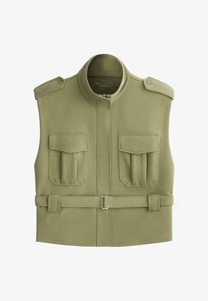 Veste utilitaire sans manches vert olive avec col montant, deux poches à rabat devant, pattes d'épaule boutonnées, fermeture éclair sur le devant et ceinture à la taille avec boucle.