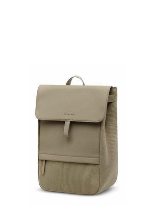 Beiger rechteckiger Rucksack mit Klappenverschluss, oberem Tragegriff, Vordergurt und strukturierten Stoffseiten, mit dem Markenschriftzug "Kapten & Son" auf der Klappe.