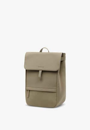 Sac à dos rectangulaire beige avec fermeture à rabat, poignée supérieure, sangle avant et côtés en tissu texturé, avec la marque "Kapten & Son" sur le rabat.