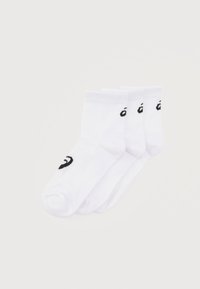 Τρία ζευγάρια λευκές κάλτσες αστραγάλου με μικρό μαύρο λογότυπο στο πλάι και κοντά στο πάνω μέρος της μανσέτας, τοποθετημένα επικαλυπτόμενα σε λευκό φόντο.