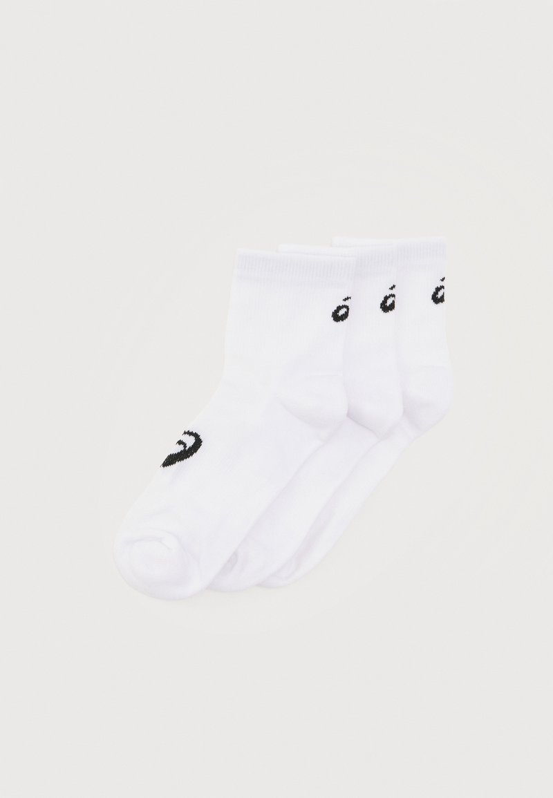 Τρία ζευγάρια λευκές κάλτσες αστραγάλου με μικρό μαύρο λογότυπο στο πλάι και κοντά στο πάνω μέρος της μανσέτας, τοποθετημένα επικαλυπτόμενα σε λευκό φόντο.