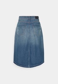 Denimkjol med en mörkblå tvätt, medellång design och två bakfickor. Har en lätt A-linjeform och sydda fålldetaljer.