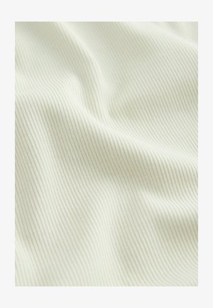 Jasna kremowa tkanina z delikatną teksturą pionowych żeber, miękka i gładka w wyglądzie, subtelnie odbijająca światło w falujących złożeniach.